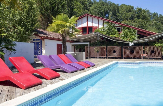 Lovely apartment for 8 people with pool, WIFI, TV, terrace, pets allowed and parking
