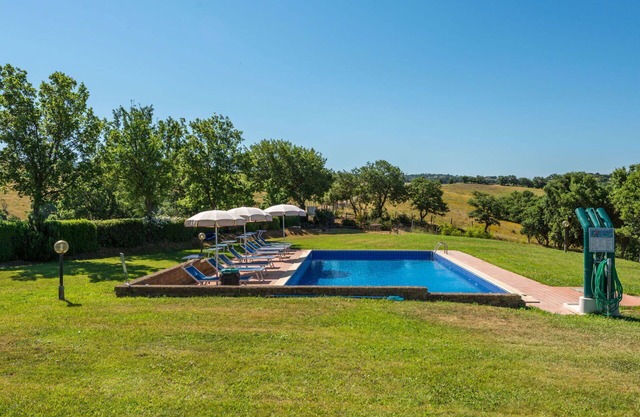 Lovely apartment in villa for 6 people with WIFI, pool, TV, patio, pets allowed and parking