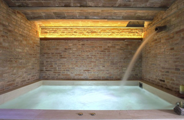 Lovely apartment for 4 people with WIFI, hot tub, pool, TV, patio, pets allowed and parking