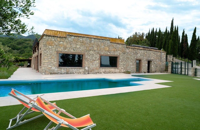 Lovely apartment for 4 people with WIFI, pool, A/C, TV, balcony, pets allowed and parking
