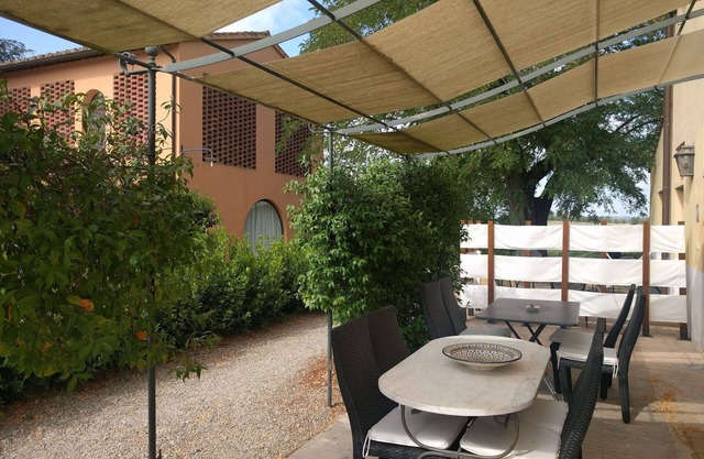 Lovely apartment in villa with pool, WIFI, panoramic view and parking, close to San Gimignano
