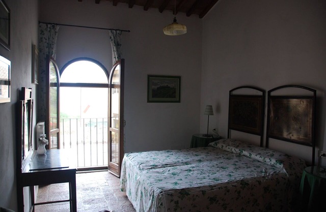 Lovely apartment in villa with pool, WIFI, patio, panoramic view and parking, close to San Gimig.
