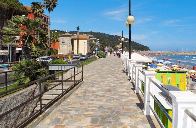 Lovely apartment in villa for 4 people with WIFI, A/C, TV, terrace, pets allowed and parking