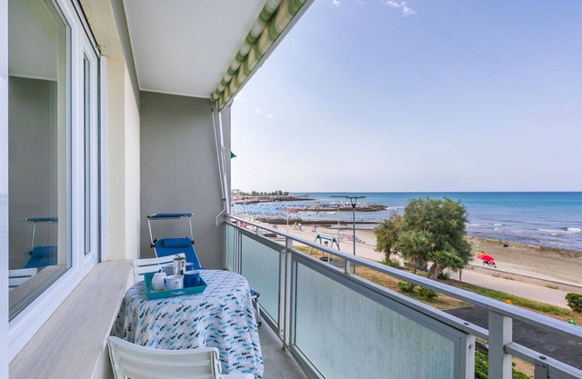 Lovely apartment for 6 guests with A/C, WIFI, TV and balcony