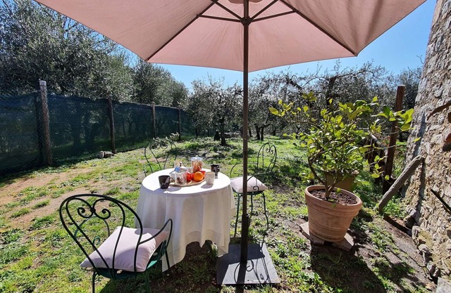 Lovely apartment in villa for 2 people with WIFI, TV, pets allowed and parking, close to Lucca
