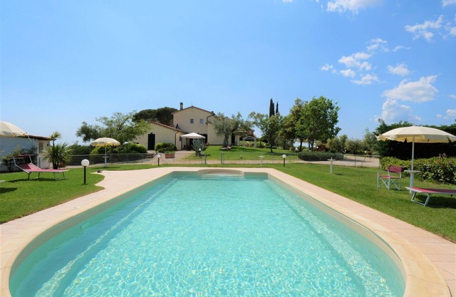 Lovely apartment in villa for 4 people with pool, WIFI, TV, terrace, pets allowed and parking