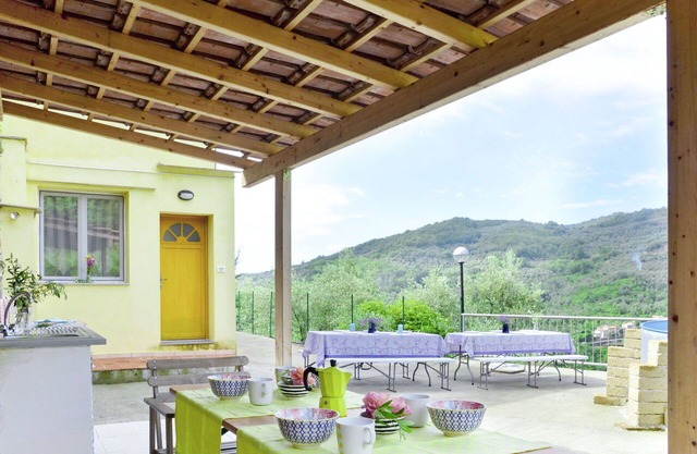 Lovely apartment for 6 guests with pool, TV, patio, pets allowed and panoramic view