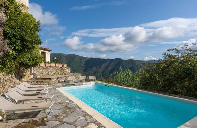 Lovely apartment with WIFI, pool, TV, terrace, pets allowed, panoramic view and parking