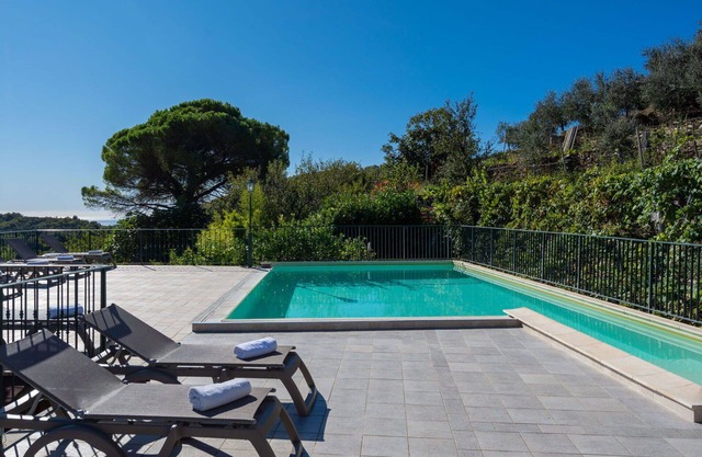 Lovely apartment for 4 guests with hot tub, pool, WIFI, TV, patio and parking