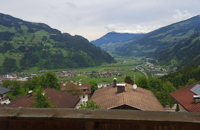 Lovely apartment for 9 guests with WIFI, TV, terrace and parking
