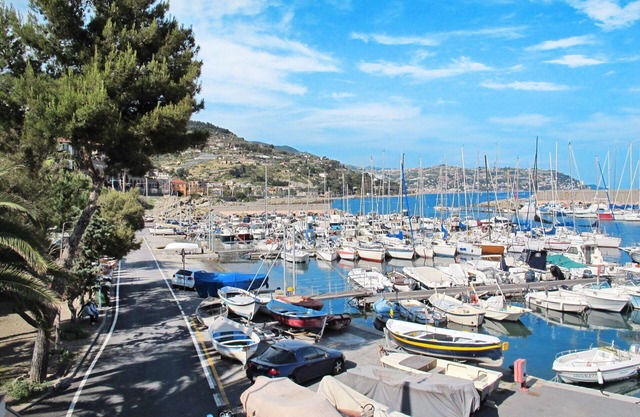 Lovely apartment for 4 people with A/C, WIFI, balcony and pets allowed