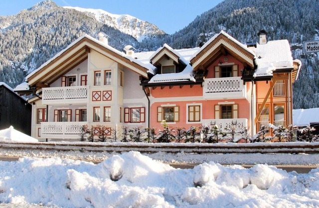 Lovely apartment for 5 guests with WIFI, TV and parking