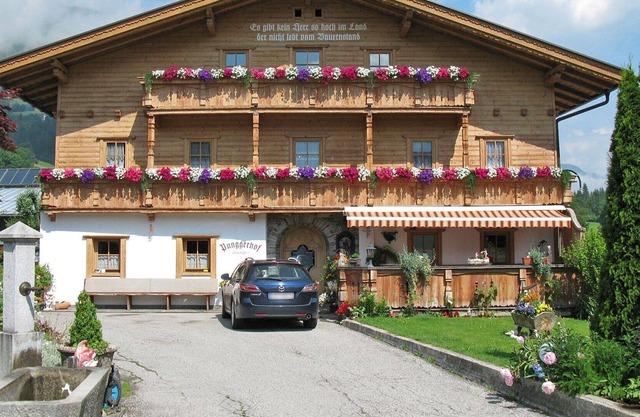 Lovely apartment for 18 people with WIFI, TV, balcony and parking