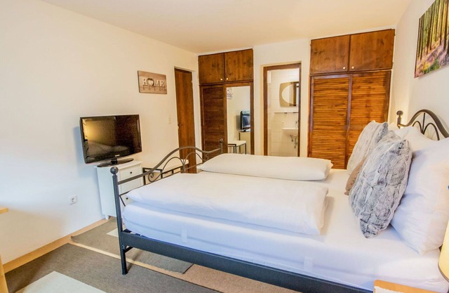 Lovely apartment for 2 guests with WIFI, TV, pets allowed and parking
