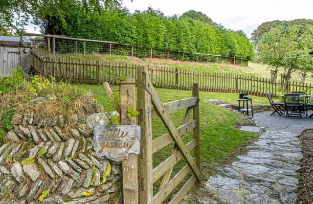 Lovely apartment for 2 guests with WIFI, hot tub, TV, patio and pets allowed