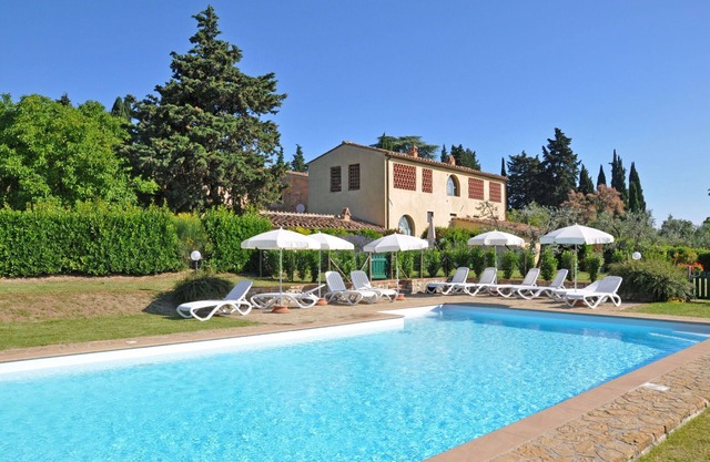Lovely apartment for 4 guests with A/C, WIFI, pool and panoramic view, close to Greve In Chianti