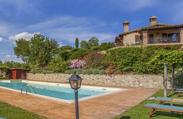 Lovely apartment for 4 people with WIFI, pool, TV, patio and pets allowed