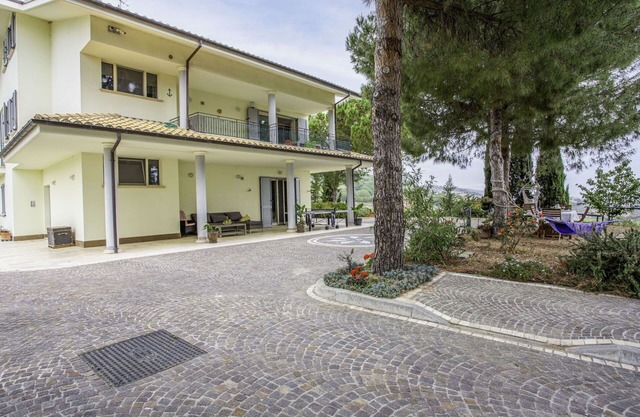 Lovely apartment for 4 guests with A/C, WIFI, TV, terrace, pets allowed, panoramic view and park.