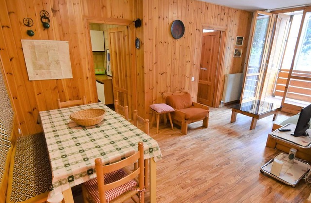 Lovely apartment for 6 guests with TV, balcony, pets allowed and parking
