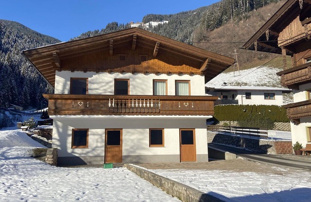 Lovely apartment for 5 people with WIFI, TV, balcony and parking