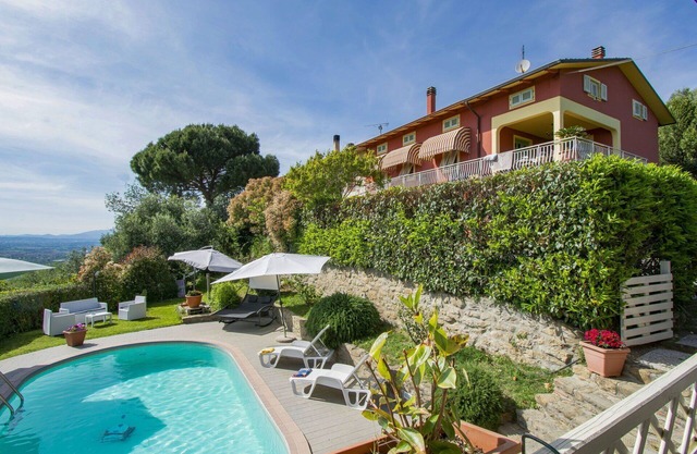 Lovely apartment for 10 people with WIFI, private pool, TV, patio, pets allowed and parking