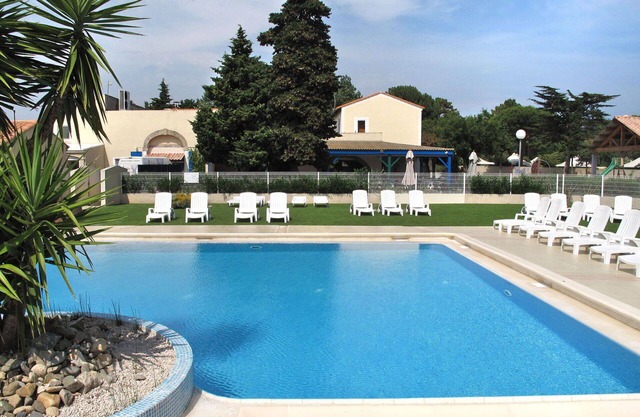 Lovely apartment in villa with WIFI, pool, A/C, TV, terrace, pets allowed and parking