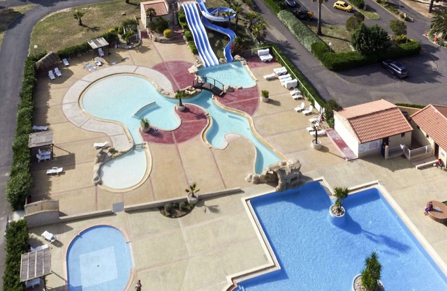 Lovely apartment in villa for 6 guests with WIFI, pool, A/C, TV, terrace, pets allowed and parking