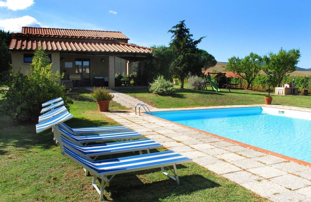 Lovely apartment in villa for 5 people with WIFI, pool, TV, patio and parking