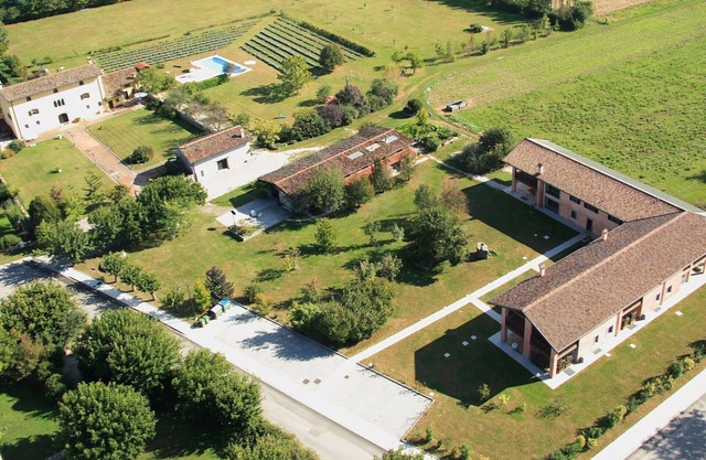 Lovely apartment in villa for 4 guests with WIFI, pool, A/C, TV, terrace and pets allowed