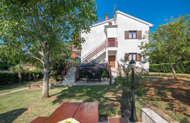 Lovely apartment in Kastelir with WiFi