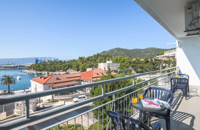Lovely apartment in Ploce with WiFi