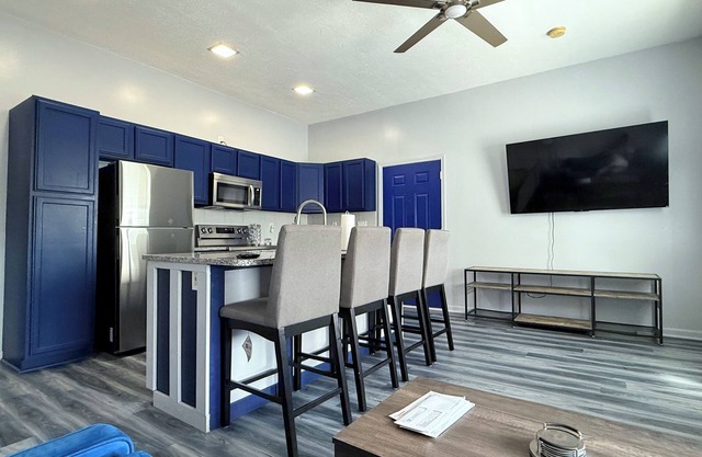 Lovely apartment in vibrant Cincinnati - Mins away from all major event places