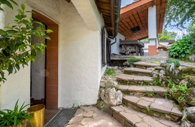 Lovely apartment in villa for 6 guests with TV, terrace and pets allowed