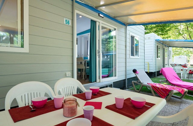 Lovely apartment in villa for 5 guests with pool, WIFI, A/C, TV, patio and pets allowed