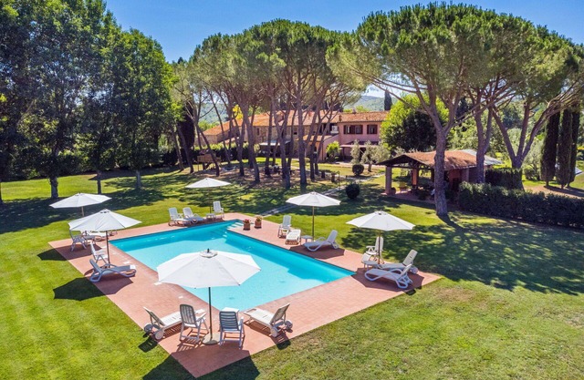 Lovely apartment in villa for 4 people with A/C, WIFI, pool, TV and terrace