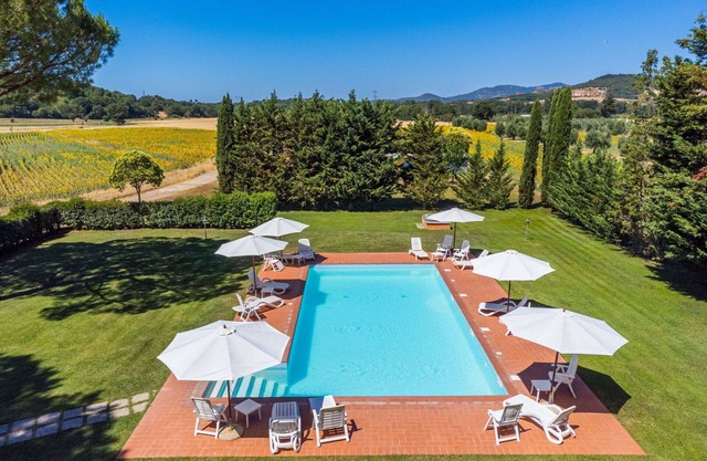 Lovely apartment in villa for 6 guests with A/C, WIFI, pool, TV, patio and parking