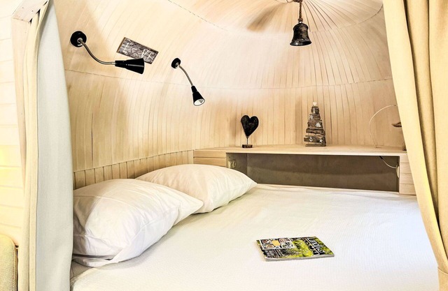 Lovely apartment in villa for 2 guests with terrace and pets allowed