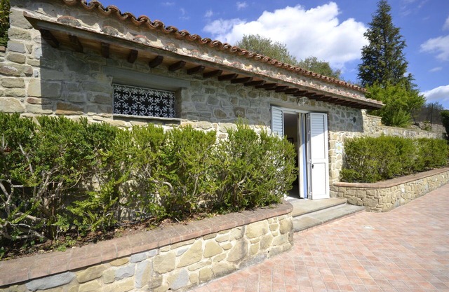 Lovely apartment in villa with A/C, pool, WIFI, hot tub, TV and panoramic view, close to Cortona
