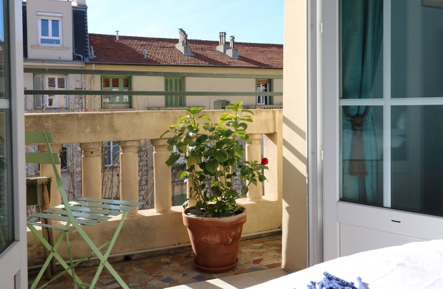 Lovely apartment in vibrant and genuine Liberation in central Nice.