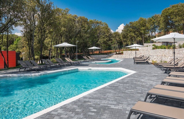 Lovely apartment in villa with WIFI, private pool, hot tub, A/C, TV, terrace, pets allowed, parking