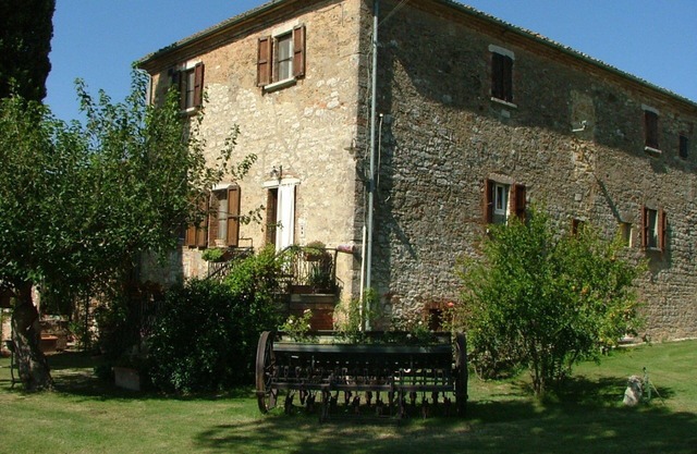 Lovely apartment in villa for 4 guests with WIFI, pool, TV, patio, pets allowed and parking