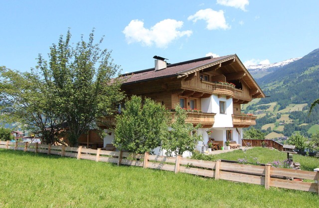 Lovely apartment in villa with WIFI, TV, terrace, pets allowed, panoramic view and parking