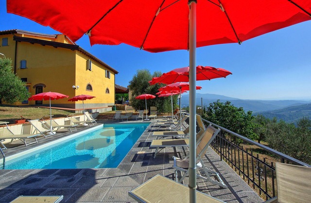 Lovely apartment in villa for 4 guests with A/C, pool, WIFI, TV, patio, pets allowed and parking