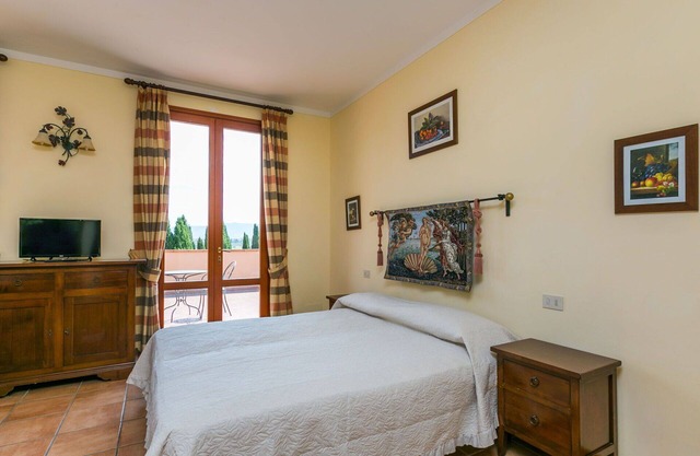 Lovely apartment for 2 people with A/C, pool, WIFI, TV, pets allowed and parking