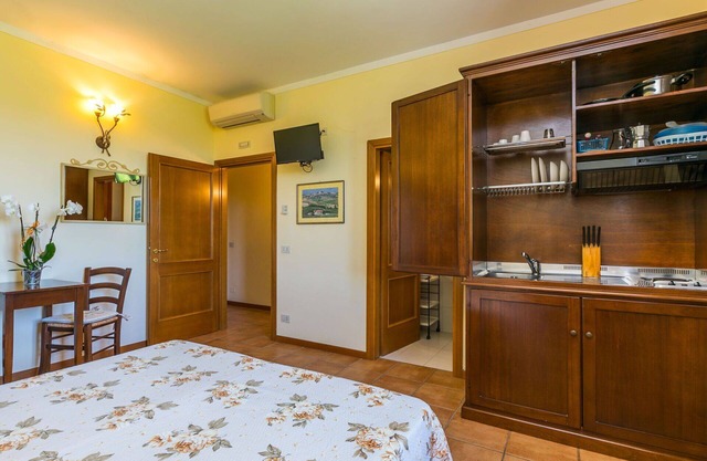 Lovely apartment for 2 guests with WIFI, A/C, pool, TV, pets allowed and parking