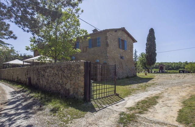 Lovely apartment in villa with WIFI, pool, TV, patio, pets allowed and panoramic view