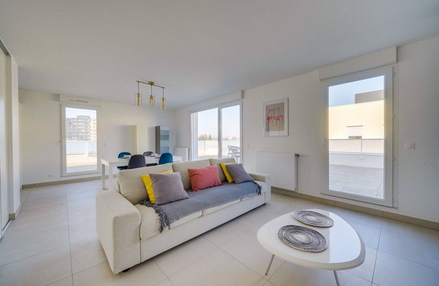 Lovely apartment with terrace and parking