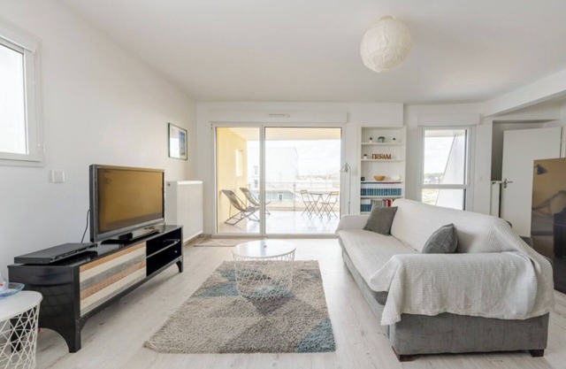 Lovely apartment with view + parking in the nouveaux chartrons district