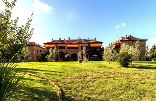 Lovely apartment with pool, WIFI, A/C, TV, patio and panoramic view, close to San Gimignano
