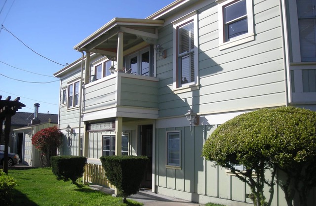 Lovely Beach Victorian Home at S.C. Yacht Harbor, 1 blk to beach
